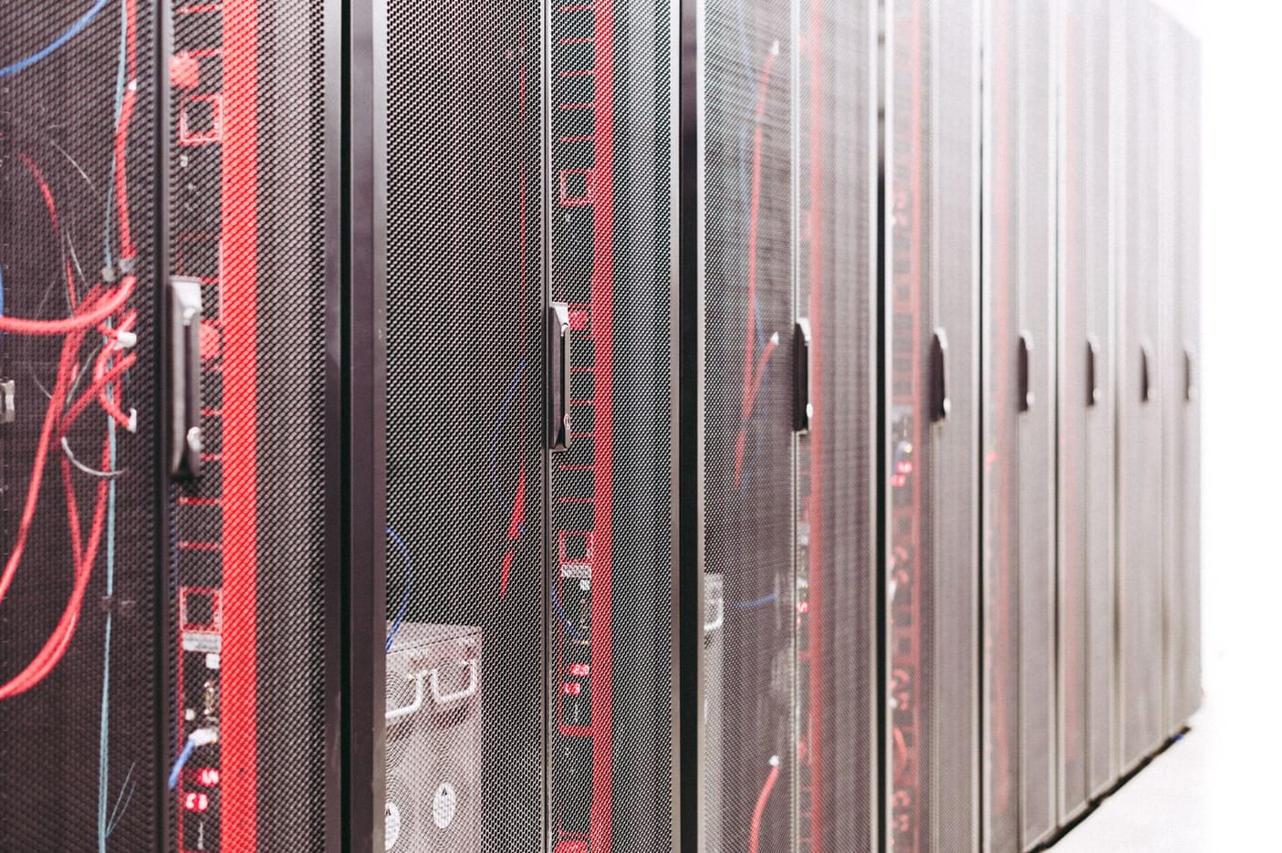 Corredor de data center com fileiras de servidores