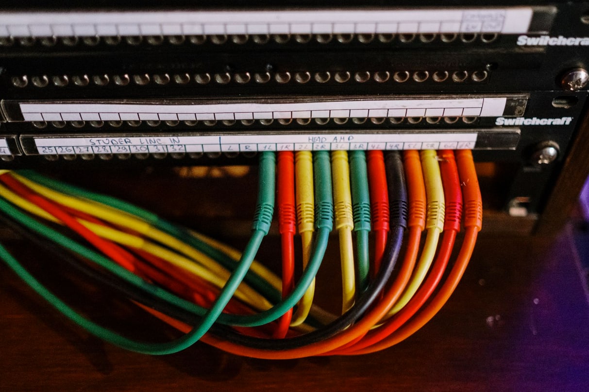 Painel de conexões de rede com cabos organizados em rack