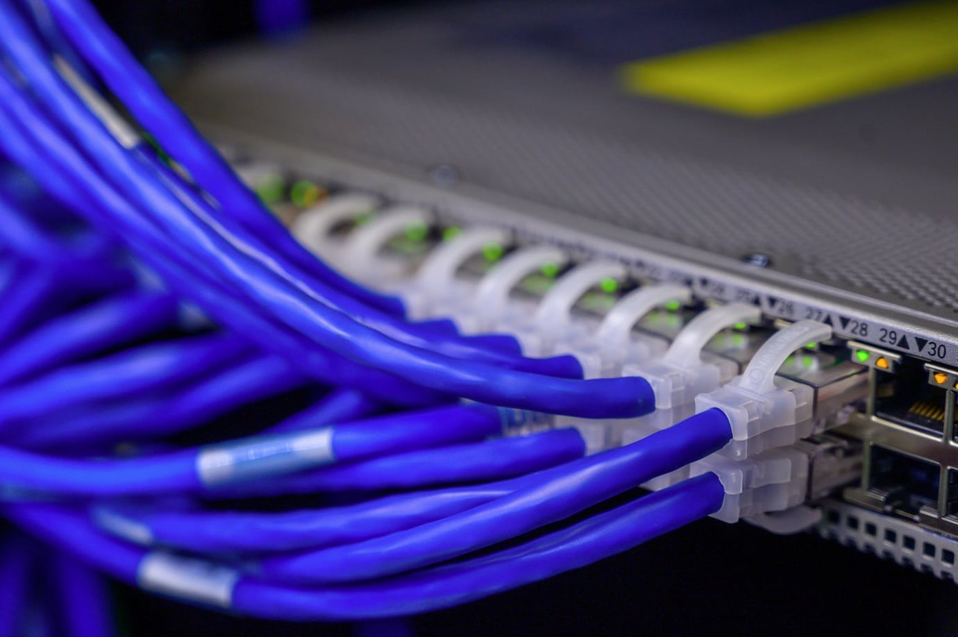 Switch de rede com portas ethernet conectadas